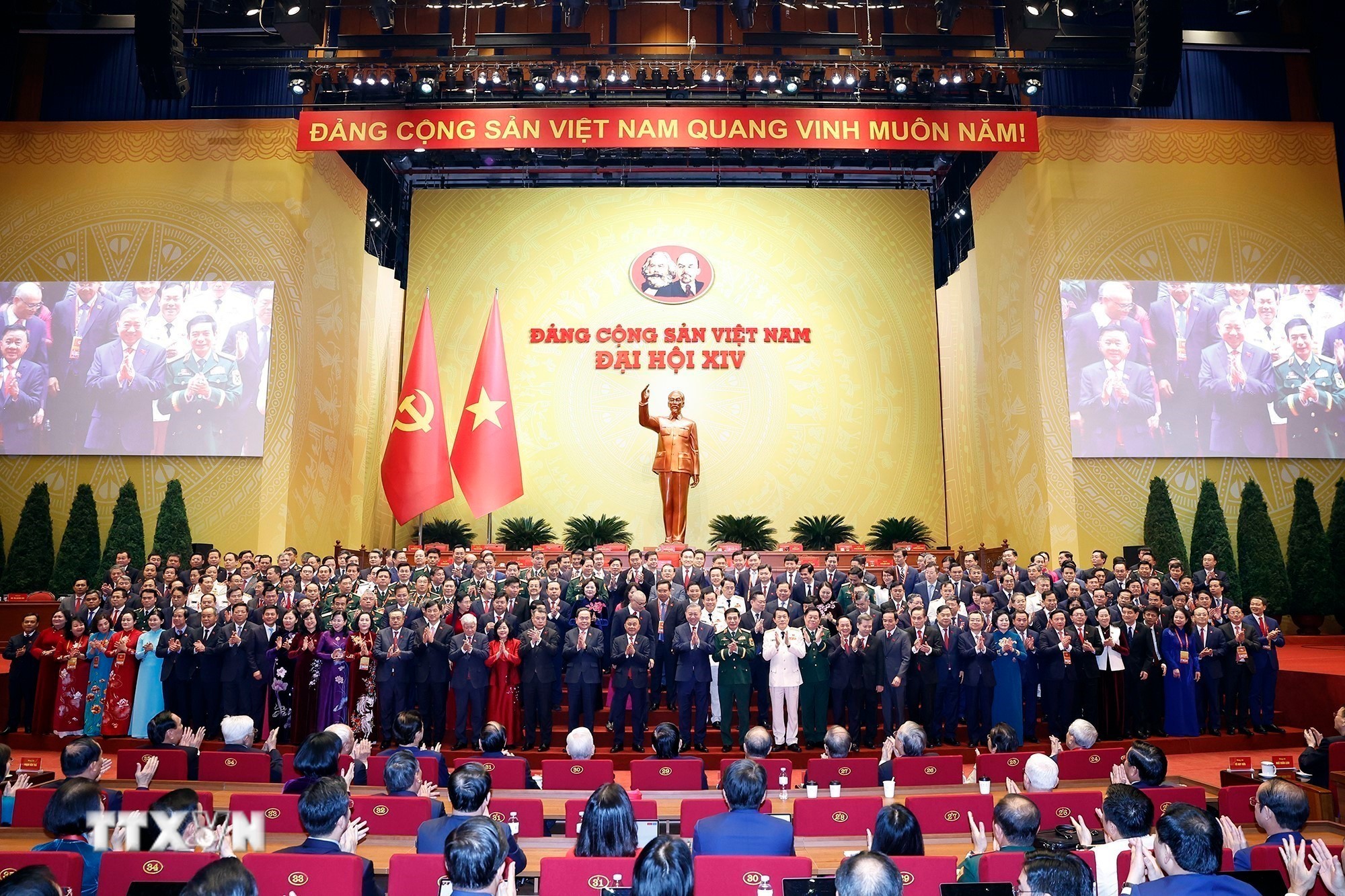 Ban Chấp hành Trung ương Đảng khóa XIV ra mắt Đại hội. (Ảnh: TTXVN)