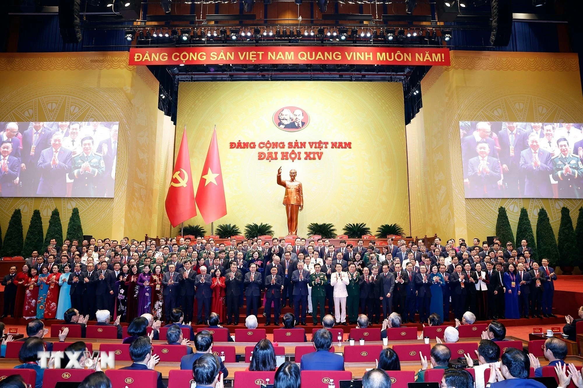 Ban Chấp hành Trung ương Đảng khóa XIV ra mắt Đại hội. (Ảnh: TTXVN)