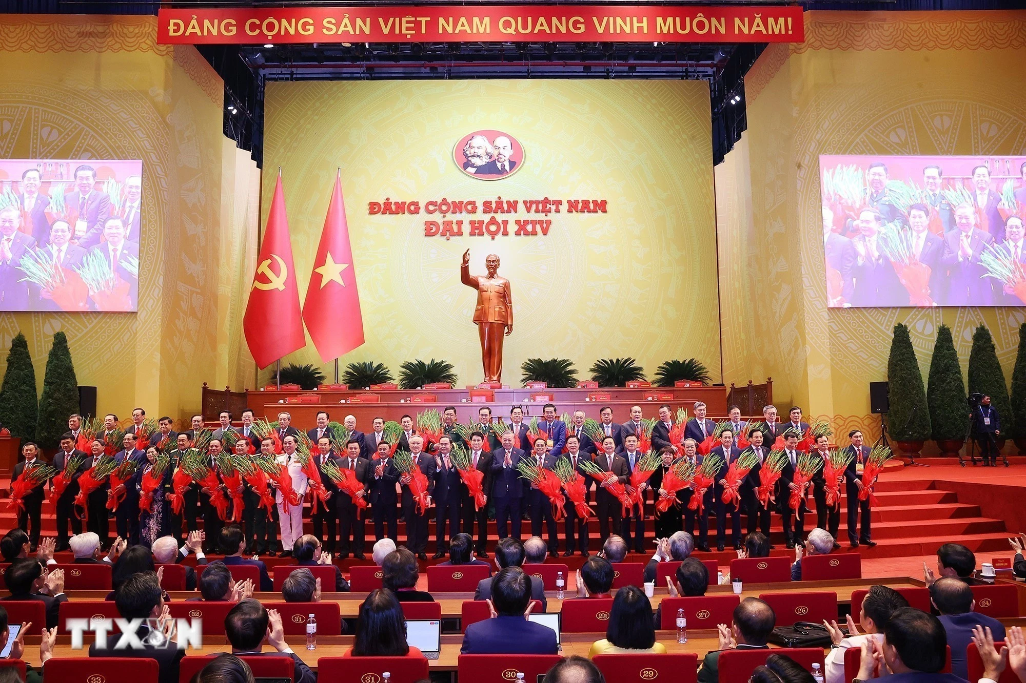 Tổng Bí thư Tô Lâm cùng các đồng chí lãnh đạo chủ chốt tri ân các đồng chí Ủy viên Ban Chấp hành Trung ương Đảng khóa XIII không tái cử. (Ảnh: TTXVN)