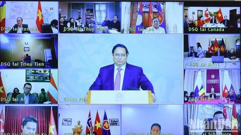 Hội nghị được truyền trực tuyến tới các cơ quan đại diện Việt Nam ở nước ngoài (Ảnh: TRẦN HẢI).