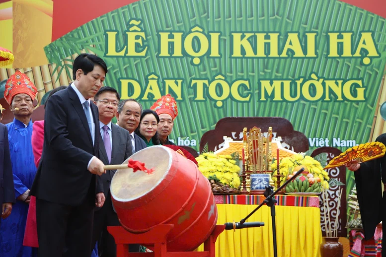 Chủ tịch nước Lương Cường tham gia nghi thức đánh trống khai hội - Ảnh: VGP/ Văn Hiền