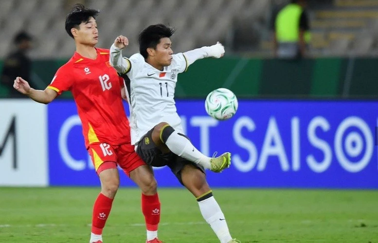 Các cầu thủ U23 Việt Nam (trái) cần phải vượt qua áp lực, hướng về phía trước... (Ảnh: AFC)