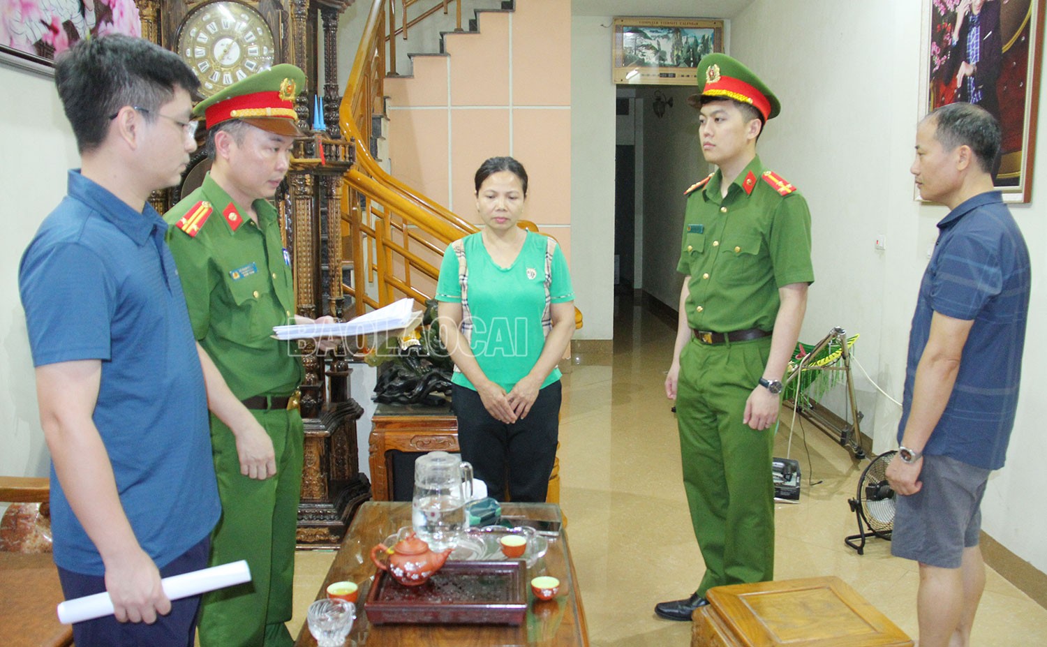 Cơ quan Cảnh sát điều tra đọc lệnh khởi tố đối tượng Trần Thị Toan. lc1.jpg