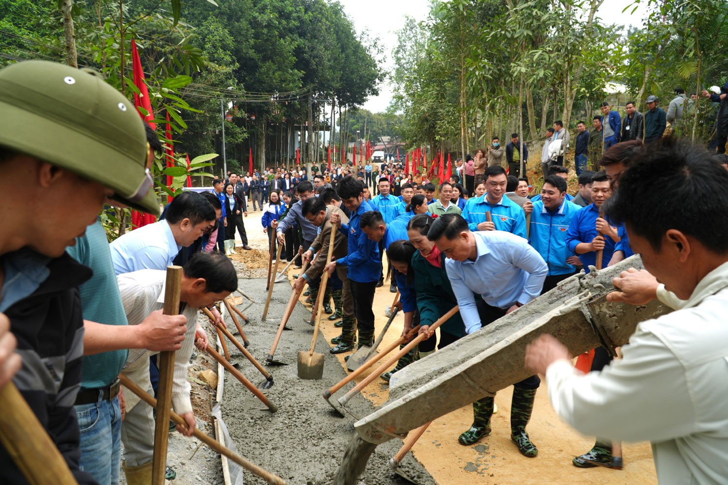 Đại biểu và người dân đổ bê tông tuyến đường tại thôn Trì Thượng. bt2.jpg