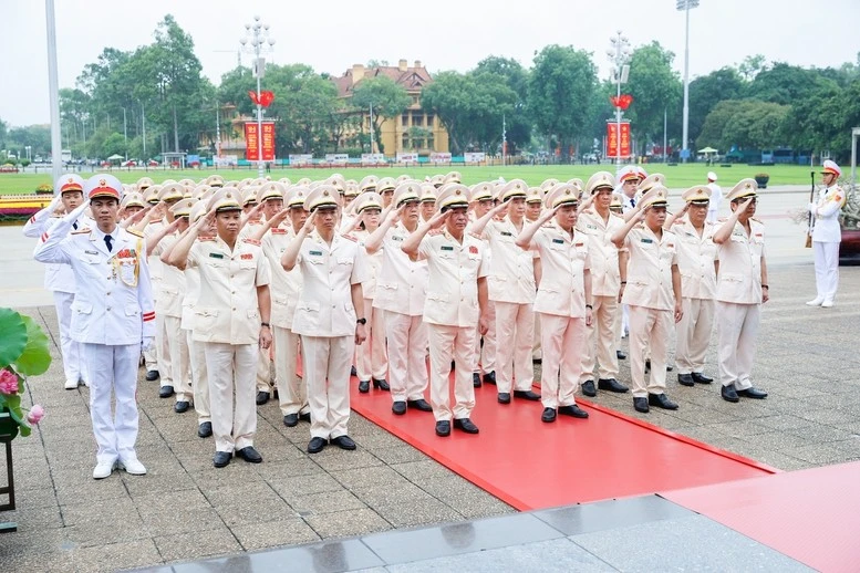 Đoàn đại biểu Đảng ủy Công an Trung ương-Bộ Công an vào Lăng viếng Bác - Ảnh: VGP/Nhật Bắc