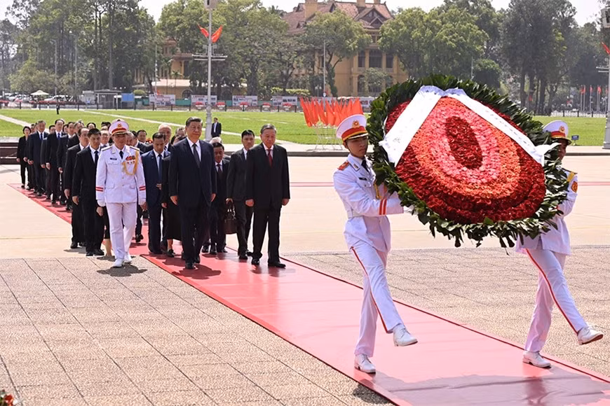 Tổng Bí thư Tô Lâm và Tổng Bí thư, Chủ tịch Trung Quốc Tập Cận Bình cùng đoàn đại biểu đến đặt vòng hoa và vào Lăng viếng Chủ tịch Hồ Chí Minh.