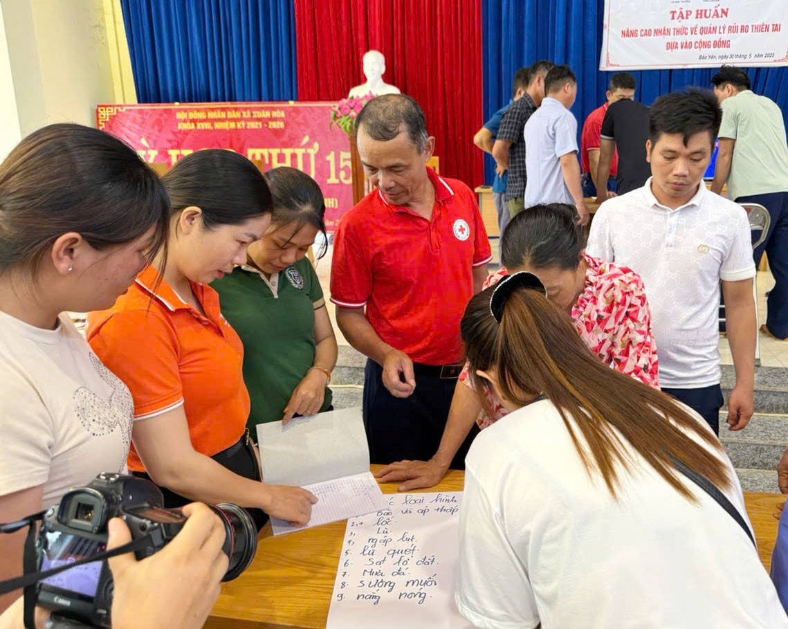 Tập huấn quản lý rủi ro thiên tai dựa vào cộng đồng cho cán bộ, lãnh đạo và người dân địa phương. c1.jpg