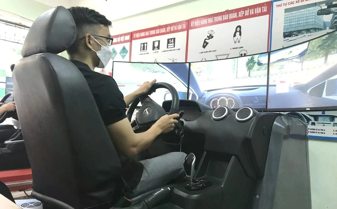 Học viên lái xe học thực hành lái xe trên cabin điện tử.