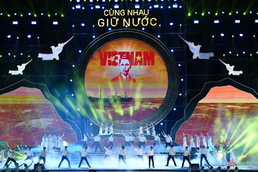 Chương trình chính luận nghệ thuật "Cùng nhau giữ nước" được dàn dựng công phu.