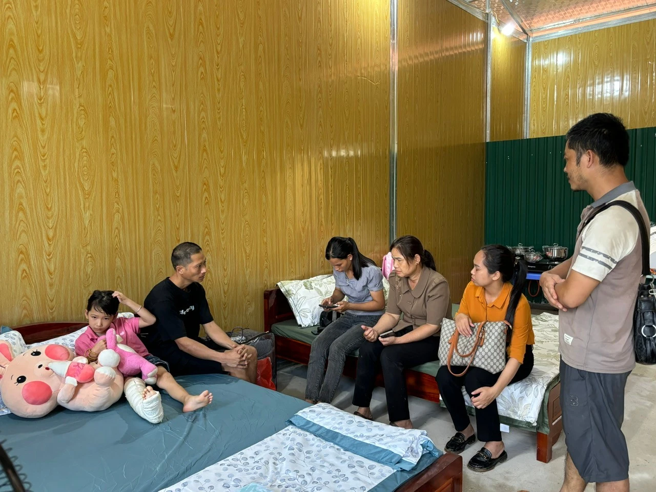 Lãnh đạo cấp ủy, chính quyền xã Phúc Khánh thăm hỏi động viên các gia đình được xuất viện.jpg