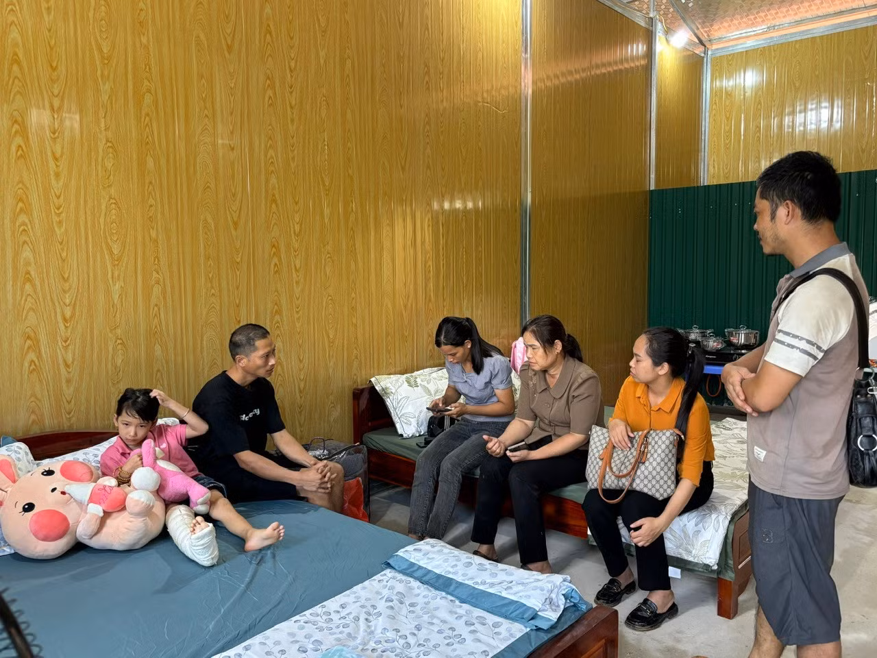 Lãnh đạo cấp ủy, chính quyền xã Phúc Khánh thăm hỏi động viên các gia đình được xuất viện.jpg