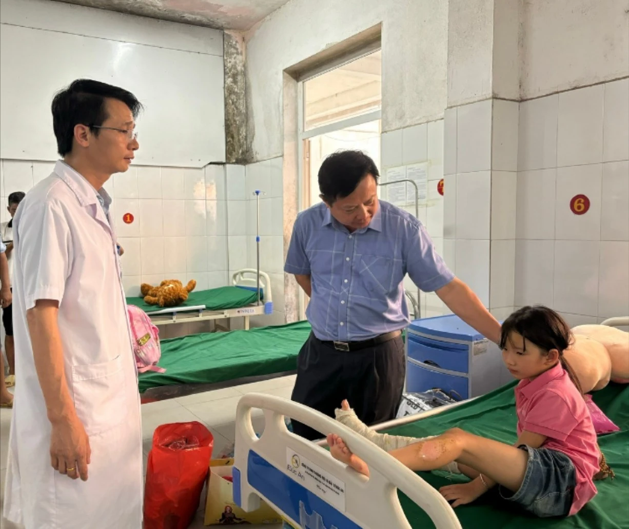 Lãnh đạo huyện Bảo Yên thăm hỏi bệnh nhân.jpg