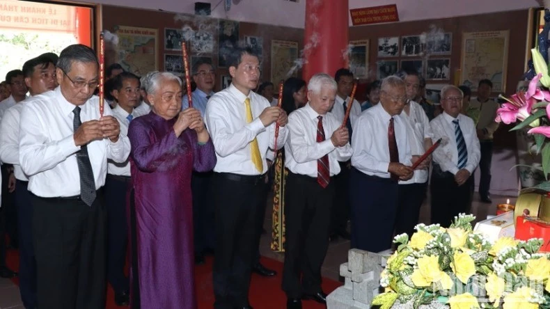 Các đại biểu dâng hương tại di tích Trung ương Cục miền Nam.