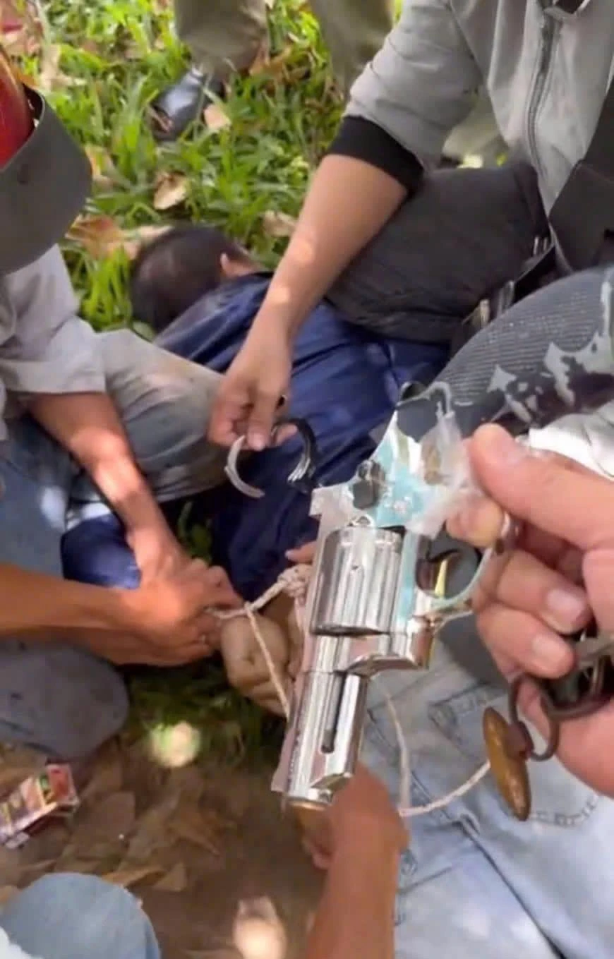 Lực lượng khống chế, bắt giữ Oanh, tịch thu khẩu súng. (Ảnh: ĐC)