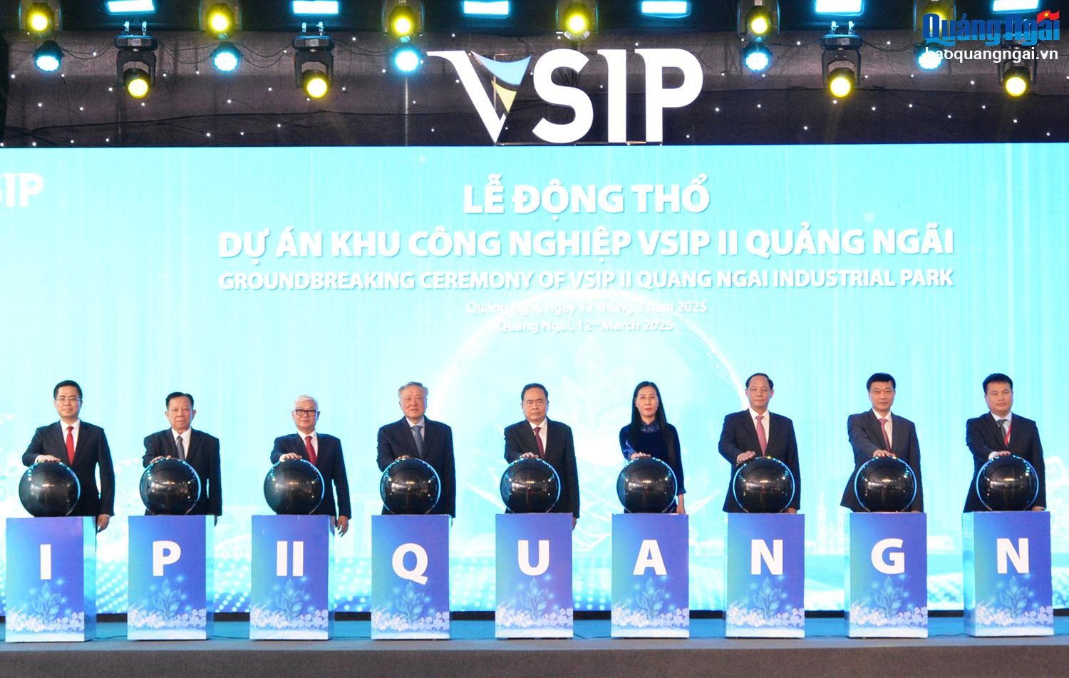 Các đồng chí lãnh đạo Đảng, Nhà nước, lãnh đạo tỉnh Quảng Ngãi thực hiện nghi thức động thổ Dự án VSIP II Quảng Ngãi. Các đồng chí lãnh đạo Đảng, Nhà nước, lãnh đạo tỉnh Quảng Ngãi thực hiện nghi thức động thổ Dự án VSIP II Quảng Ngãi.