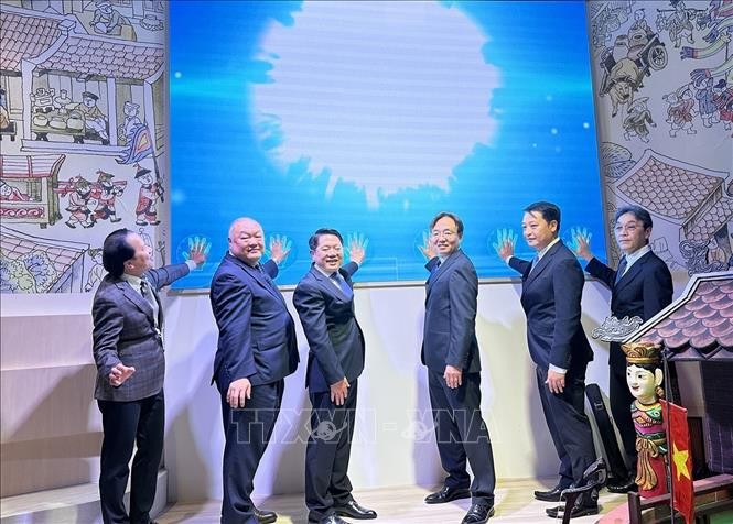 Los delegados presionan el botón para inaugurar la Semana de la Marca Nacional de Vietnam en la Exposición Mundial EXPO 2025. Foto: Nguyen Tuyen/VNA Các đại biểu nhấn nút khai mạc khai mạc Tuần lễ Thương hiệu quốc gia Việt Nam tại Triển lãm thế giới EXPO 2025. Ảnh: Nguyễn Tuyến/TTXVN