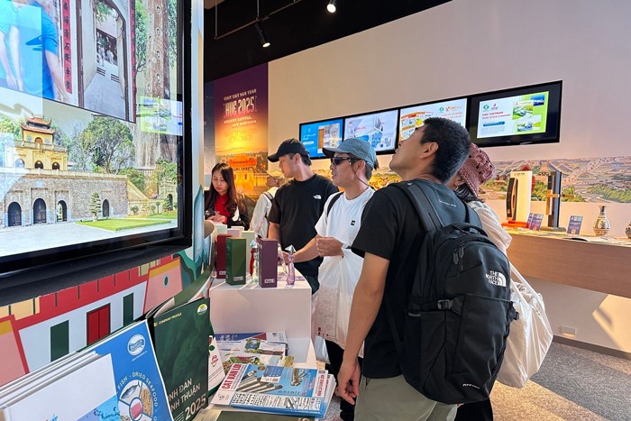 Los visitantes aprenden sobre los productos de perfumería vietnamitas. Foto: Xuan Giao/VNA Khách tham quan tìm hiểu về sản phẩm nước hoa của Việt Nam. Ảnh: Xuân Giao/TTXVN