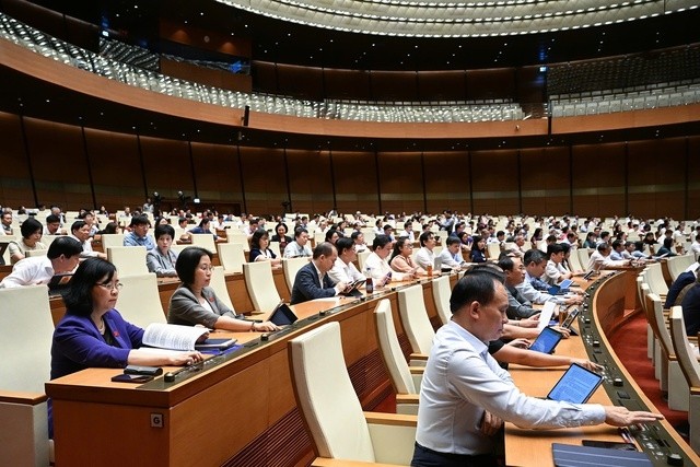Quốc hội ấn nút thông qua Nghị quyết thí điểm cơ chế, chính sách đặc thù phát triển nhà ở xã hội. Quốc hội ấn nút thông qua Nghị quyết thí điểm cơ chế, chính sách đặc thù phát triển nhà ở xã hội.