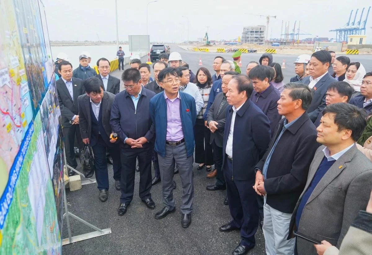 Đoàn công tác Ủy ban Kinh tế của Quốc hội và lãnh đạo TP Hải Phòng khảo sát thực tế Dự án đầu tư xây dựng tuyến đường sắt Lào Cai - Hà Nội - Hải Phòng tại vị trí Ga đường sắt Cảng Lạch Huyện (Ảnh: Đàm Thanh)