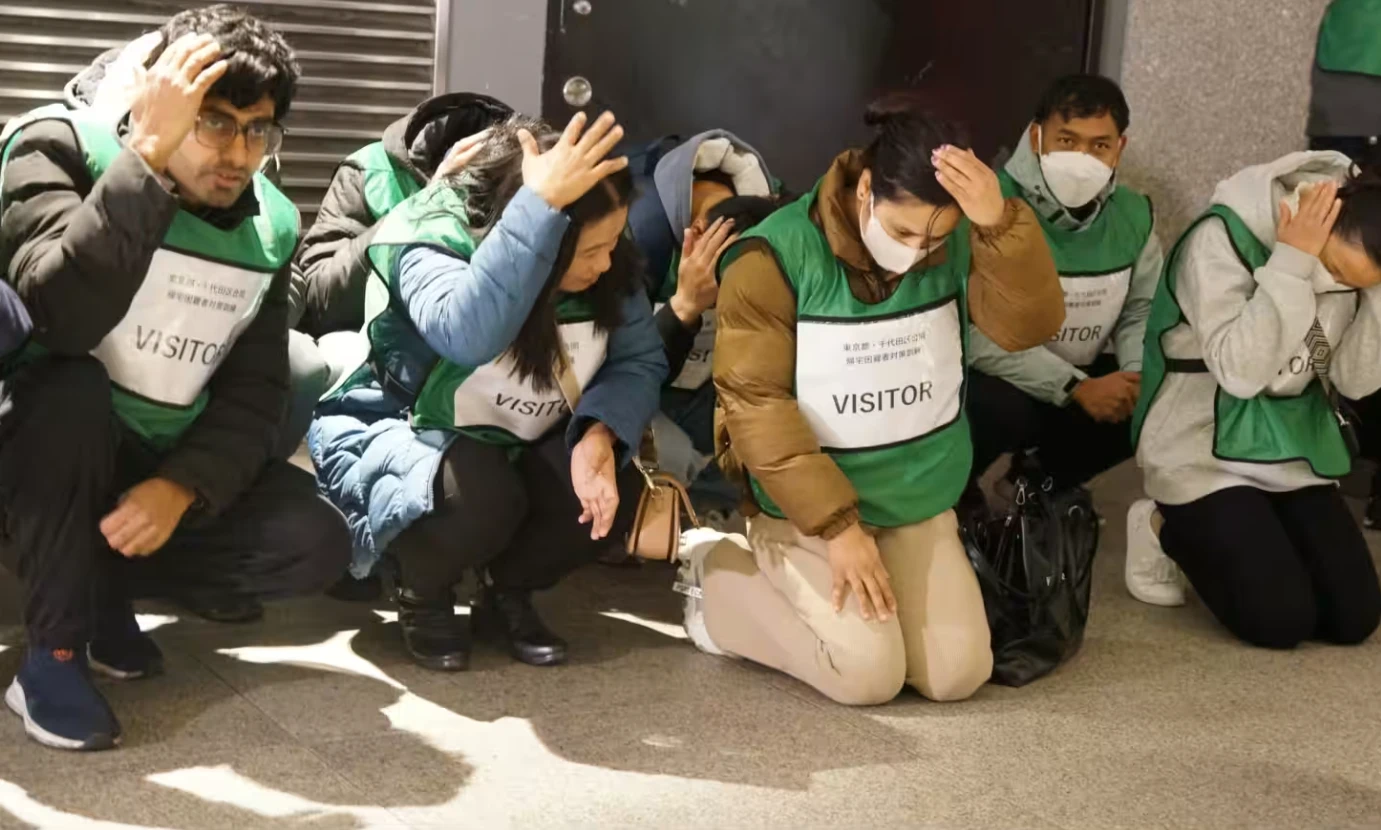 Diễn tập thảm họa ở Tokyo giải quyết rào cản ngôn ngữ với khách du lịch. Ảnh: asia.nikkei.com