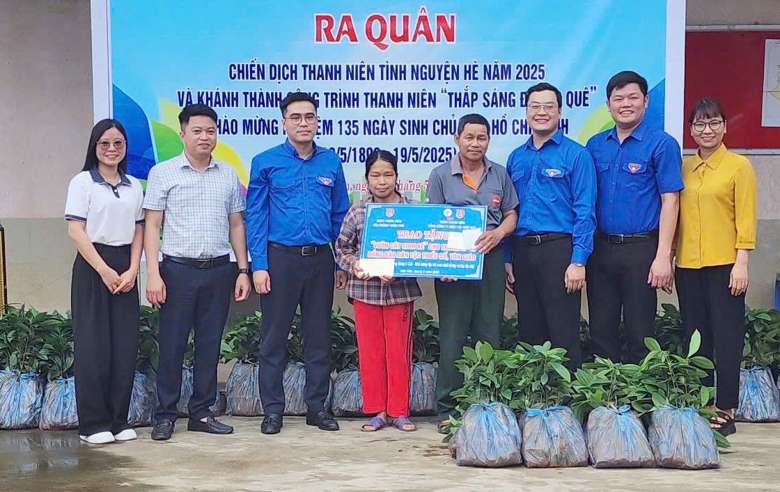 Tặng quà và 3.000 cây quế giống hỗ trợ hộ nghèo. dl2.jpg