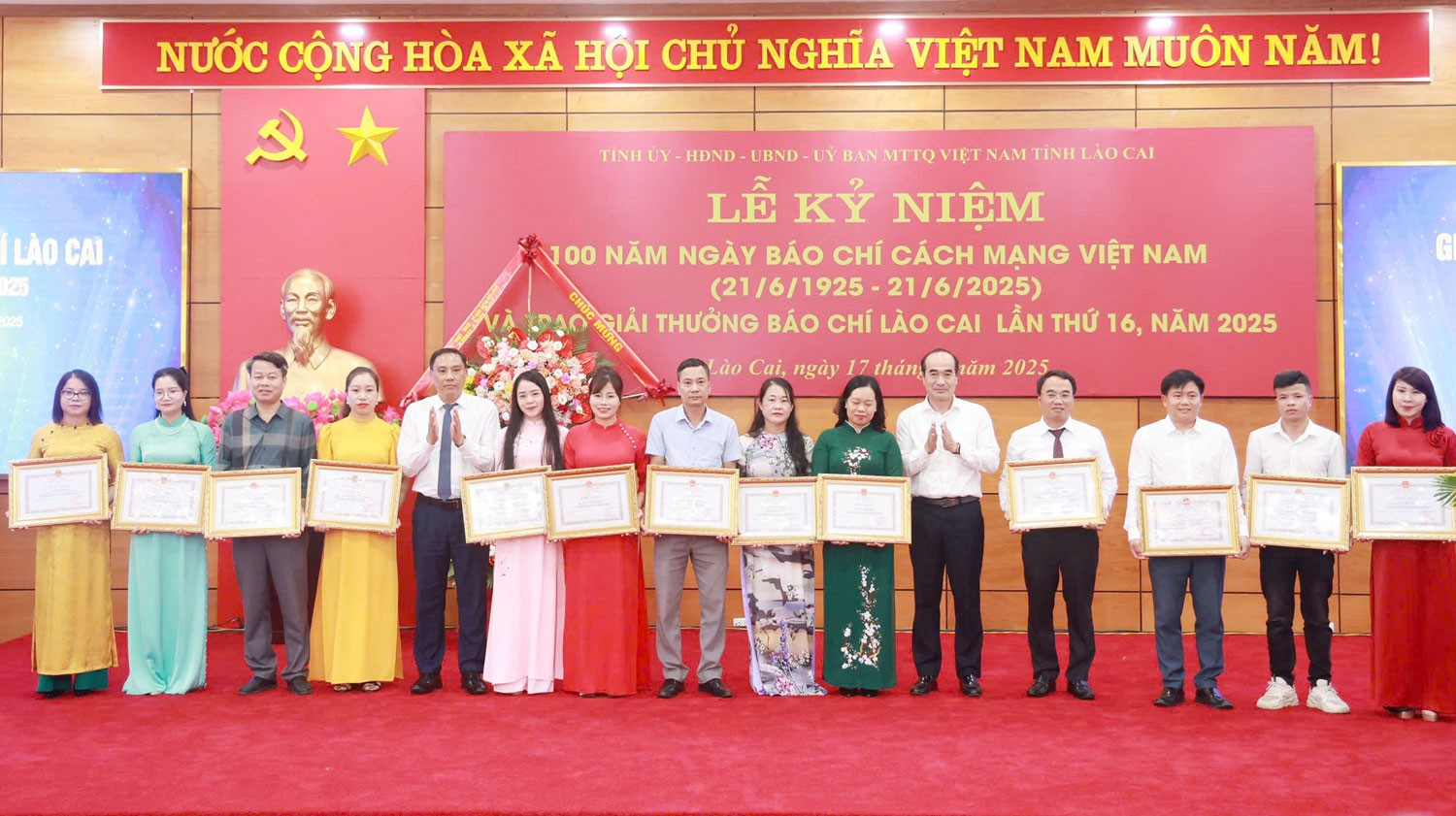 Các tập thể, cá nhân có thành tích xuất sắc trong phong trào thi đua “Báo chí đồng hành xây dựng Lào Cai trở thành tỉnh phát triển của vùng Trung du, miền núi phía Bắc” năm 2025. g5.jpg