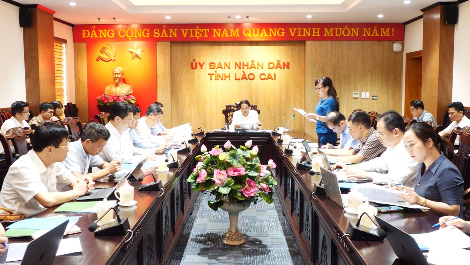 Lãnh đạo Sở Văn hóa, Thể thao và Du lịch trình bày dự thảo Kế hoạch tổ chức hoạt động kỷ niệm các ngày lễ lớn trong năm 2025 trên địa bàn tỉnh. h2.jpg