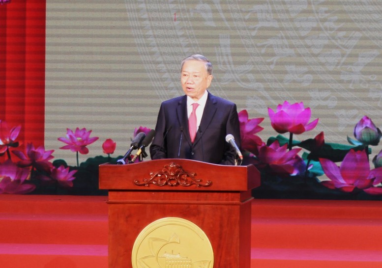 Tổng Bí thư Tô Lâm phát biểu với nhân dân Thành phố, đồng thời gửi gắm thông điệp tới nhân dân cả nước - Ảnh: VGP Tổng Bí thư Tô Lâm phát biểu với nhân dân Thành phố, đồng thời gửi gắm thông điệp tới nhân dân cả nước - Ảnh: VGP