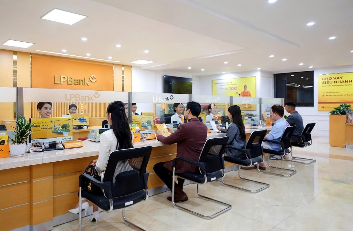 Khách hàng có thể đến bất kỳ phòng giao dịch nào của LPBank tại 63 tỉnh, thành phố để nhận tư vấn gói giải pháp tài chính “Tài chính trọn gói, lợi ích trọn vẹn” image003-337.jpg