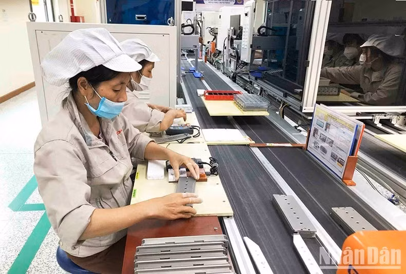 Lĩnh vực sản xuất của Việt Nam tiếp tục ghi nhận hiệu suất mạnh. Trong ảnh, sản xuất, lắp ráp linh kiện điện tử tại Công ty TNHH Bujeon Viet Nam Electronics (Khu công nghiệp Quế Võ, tỉnh Bắc Ninh). (Ảnh: NGỌC TRÂM)