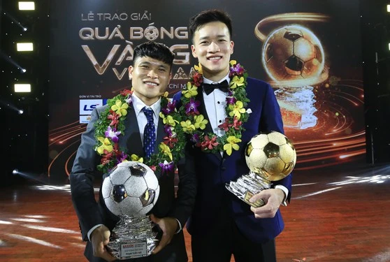 Nguyễn Hoàng Đức (phải) Quả bóng vàng nam Việt Nam 2023. (Ảnh: QUỐC AN)