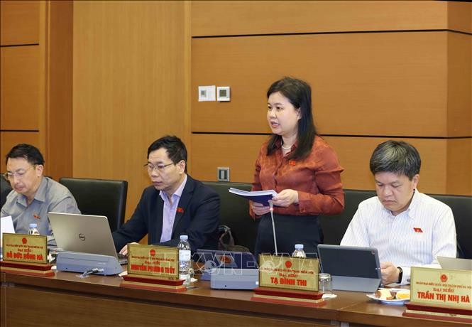 Đại biểu Quốc hội Thành phố Hà Nội Nguyễn Phương Thuỷ thảo luận ở tổ. Ảnh: Phương Hoa/TTXVN Đại biểu Quốc hội Thành phố Hà Nội Nguyễn Phương Thuỷ thảo luận ở tổ. Ảnh: Phương Hoa/TTXVN
