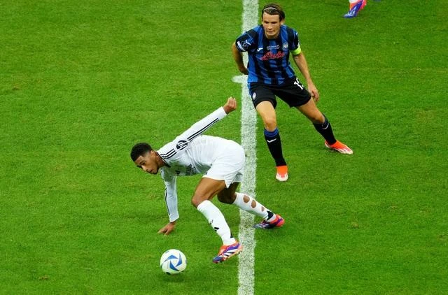 Marten de Roon suýt mở tỉ số cho AStalanta.