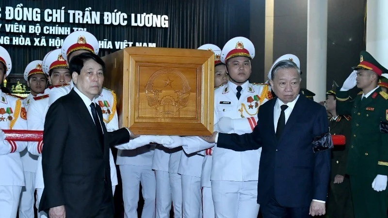Các đồng chí lãnh đạo Đảng, Nhà nước đưa linh cữu nguyên Chủ tịch nước Trần Đức Lương ra xe tang.