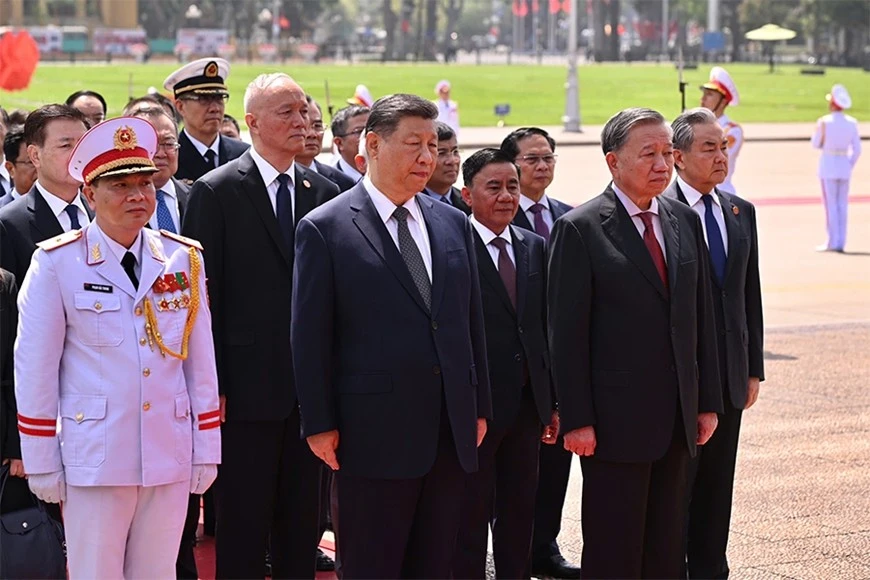 Tổng Bí thư Tô Lâm và Tổng Bí thư, Chủ tịch Trung Quốc Tập Cận Bình cùng đoàn đại biểu đến đặt vòng hoa và vào Lăng viếng Chủ tịch Hồ Chí Minh.