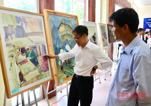 Triểm lãm thu hút người dân đến thưởng thức.