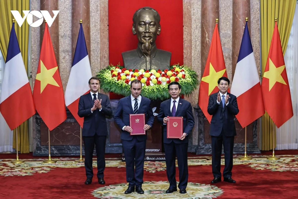 Chủ tịch nước Lương Cường và Tổng thống Emmanuel Macron chứng kiến lễ ký kết văn kiện hợp tác giữa hai nước