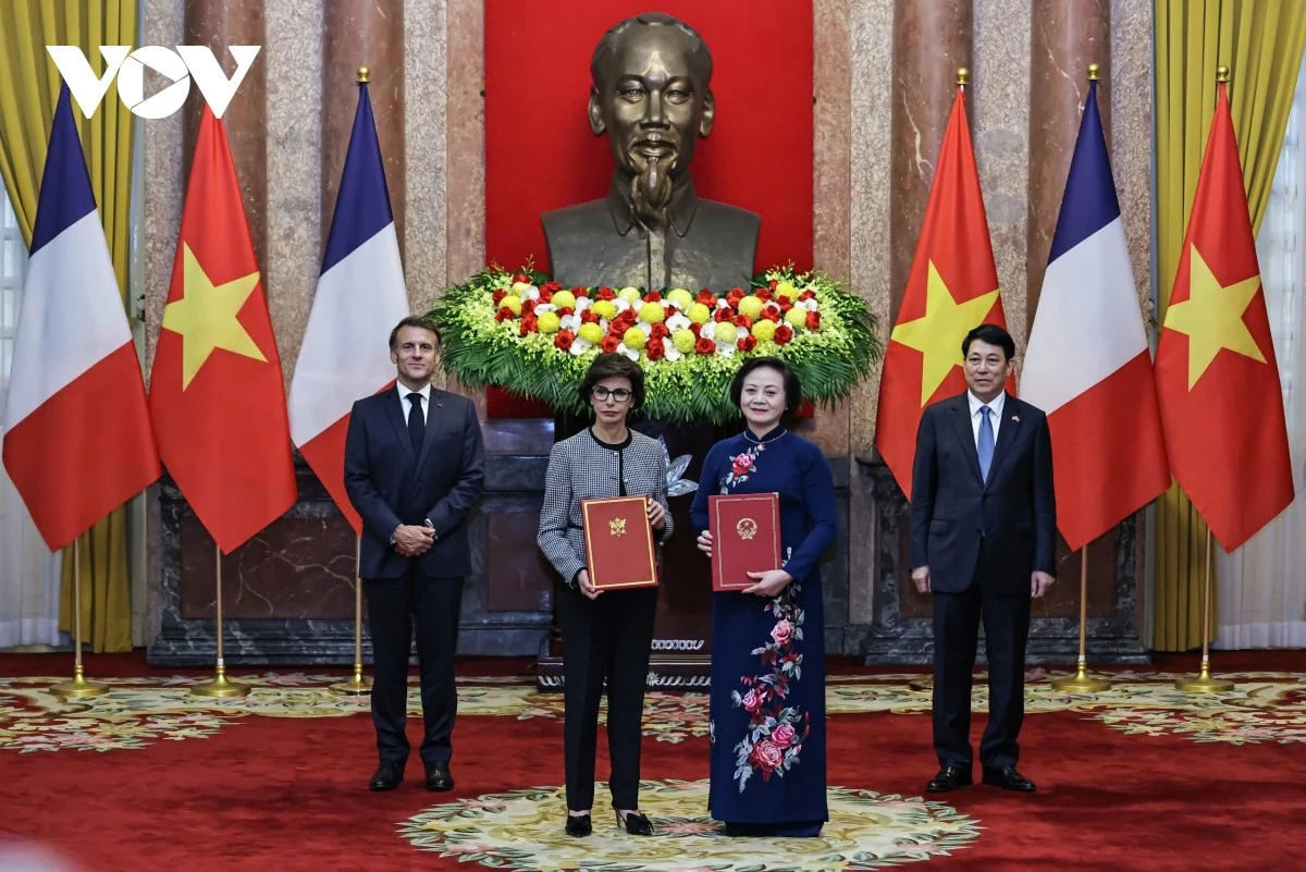 Chủ tịch nước Lương Cường và Tổng thống Emmanuel Macron chứng kiến lễ ký kết văn kiện hợp tác