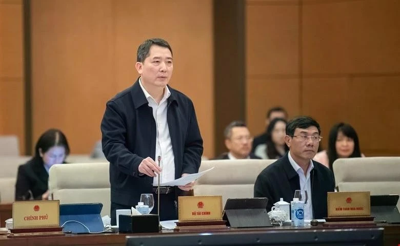 Thứ trưởng Bộ Tài chính Cao Anh Tuấn báo cáo tại phiên họp