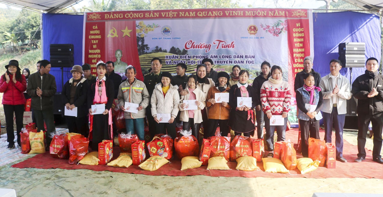 Tặng quà gia đình chính sách và người dân. bp2.jpg