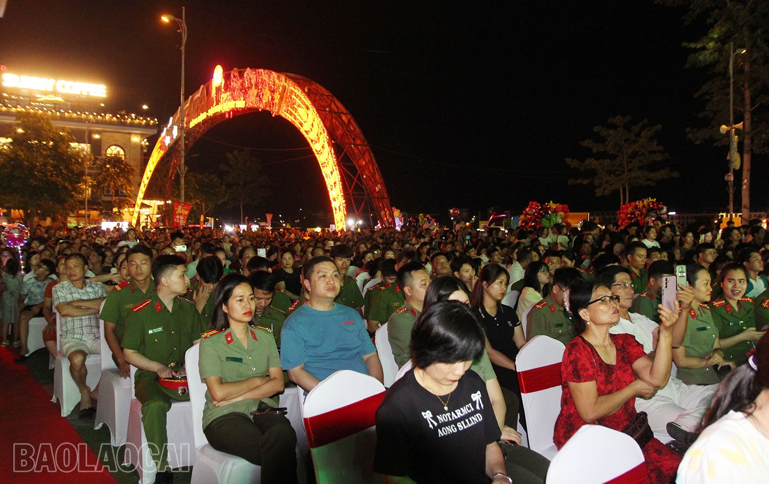 Đông đảo người dân tham dự chương trình. 31.jpg