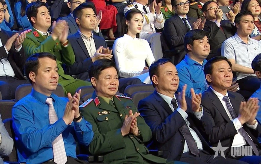 Trung tướng Đỗ Xuân Tụng, Phó chủ nhiệm Tổng cục Chính trị Quân đội nhân dân Việt Nam và các đại biểu dự lễ trao giải thưởng. Ảnh: HIẾU DUY