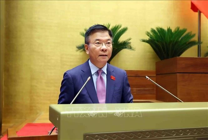 Phó Thủ tướng Lê Thành Long trình bày Tờ trình dự án Luật sửa đổi, bổ sung một số điều của Luật Chất lượng sản phẩm, hàng hóa. Ảnh: Phạm Kiên/TTXVN