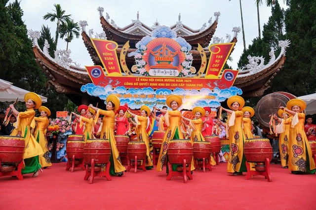 Tiết mục Lễ khai hội Chùa Hương xuân Ất Tỵ đặc sắc. Tiết mục Lễ khai hội Chùa Hương xuân Ất Tỵ đặc sắc.