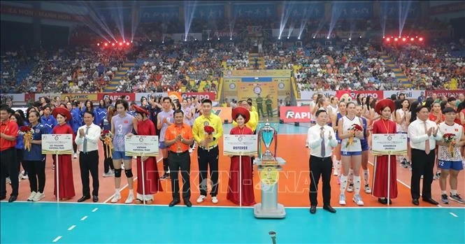 Nghi thức trao kỉ niệm chương và hoa cho các đội bóng tham dự giải Bóng chuyền Nữ Quốc tế VTV Ferroli Cup năm 2025. Ảnh: Hoàng Hùng/TTXVN