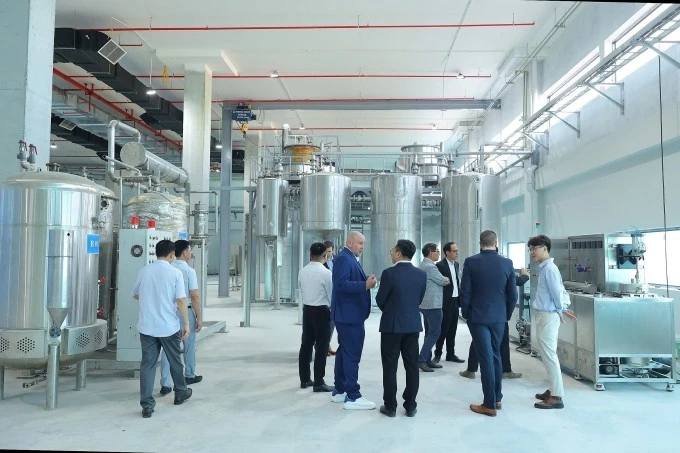 Đoàn khách nước ngoài tham quan nhà máy. Ảnh: Techvina
