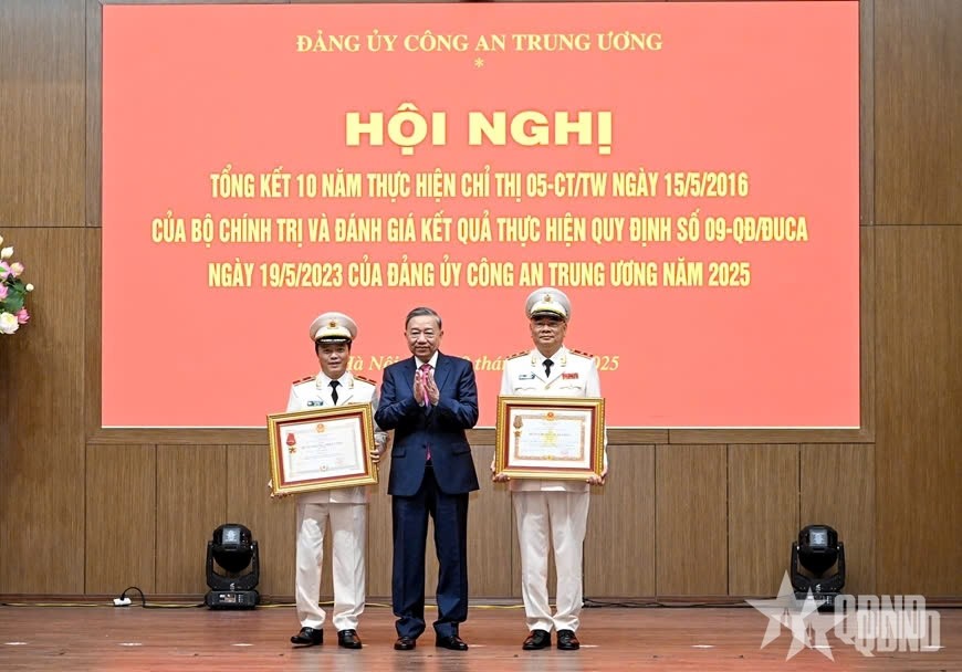 Tổng Bí thư Tô Lâm trao Huân chương Quân công hạng Ba tặng Trung tướng Tô Ân Xô, Trợ lý Tổng Bí thư, Phụ trách Văn phòng Tổng Bí thư; trao Huân chương Chiến công hạng Nhì tặng Thiếu tướng Đặng Hồng Đức, Thứ trưởng Bộ Công an Tổng Bí thư Tô Lâm trao Huân chương Quân công hạng Ba tặng Trung tướng Tô Ân Xô, Trợ lý Tổng Bí thư, Phụ trách Văn phòng Tổng Bí thư; trao Huân chương Chiến công hạng Nhì tặng Thiếu tướng Đặng Hồng Đức, Thứ trưởng Bộ Công an