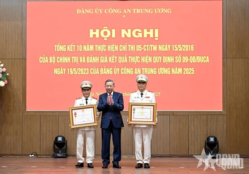 Tổng Bí thư Tô Lâm trao Huân chương Quân công hạng Ba tặng Trung tướng Tô Ân Xô, Trợ lý Tổng Bí thư, Phụ trách Văn phòng Tổng Bí thư; trao Huân chương Chiến công hạng Nhì tặng Thiếu tướng Đặng Hồng Đức, Thứ trưởng Bộ Công an