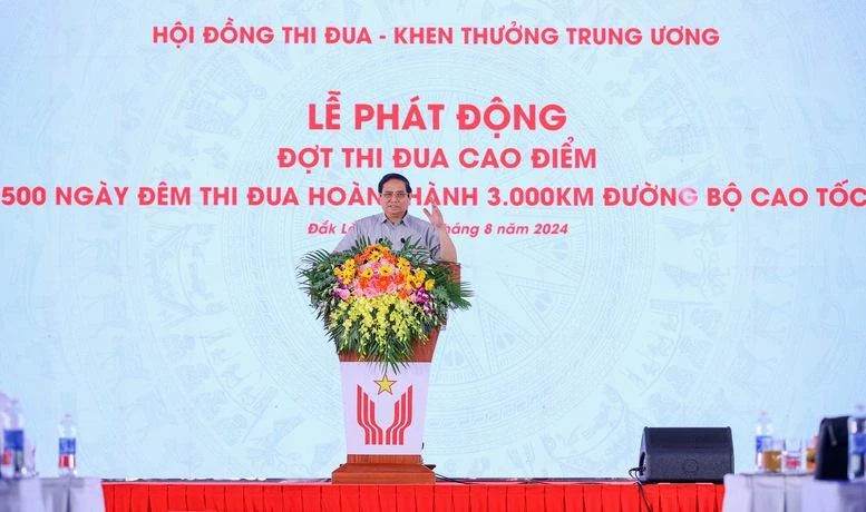 Thủ tướng Phạm Minh Chính phát động thi đua cao điểm "500 ngày đêm thi đua hoàn thành 3.000 km đường bộ cao tốc" - Ảnh: VGP/Nhật Bắc