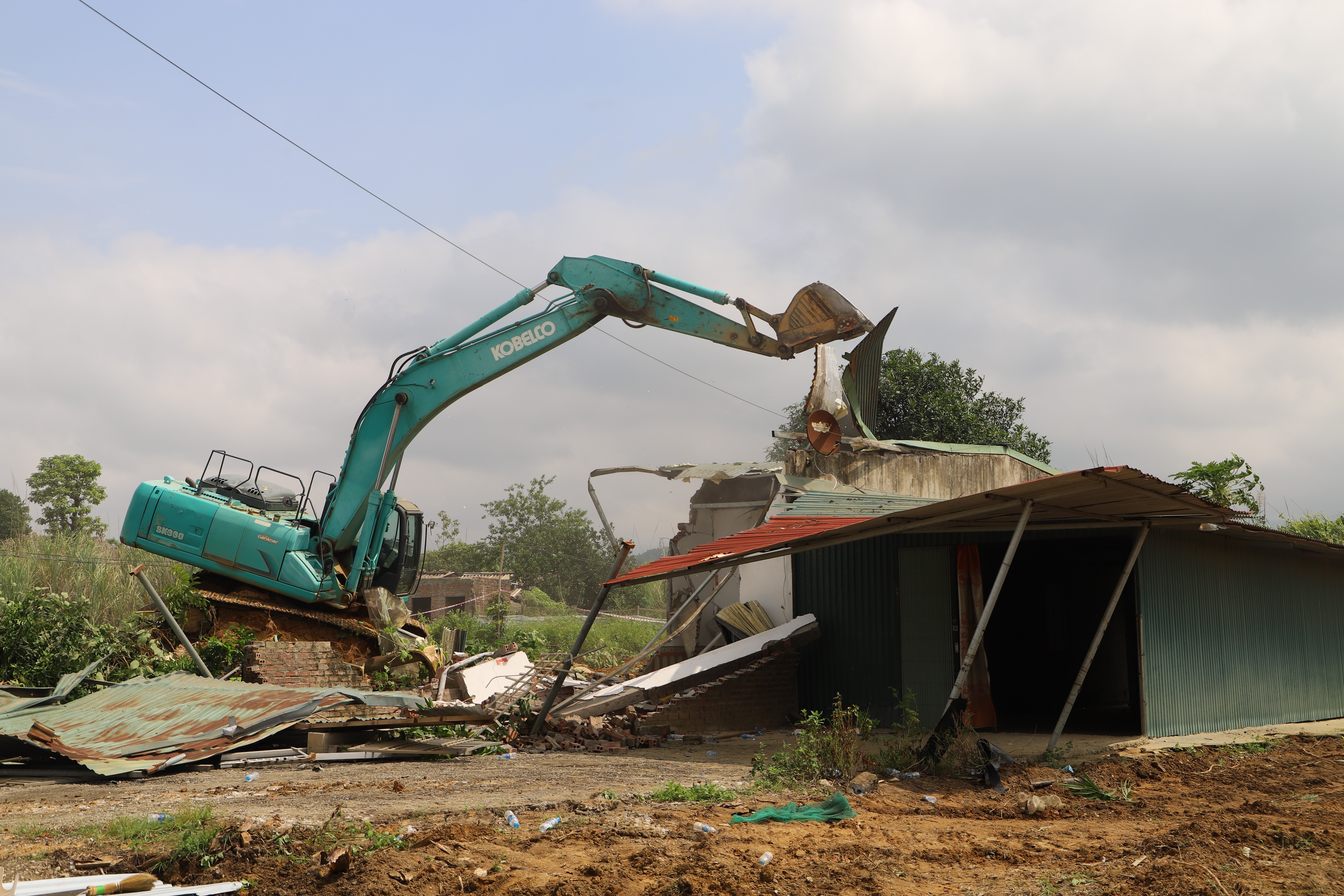 Tháo dỡ công trình xây dựng trái phép. 3.jpg